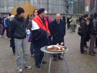 Anti-Mubarak gathering in the Dam Square in Amsterdam a week later. An Egyptian living in Amsterdam has made a cake of Mubarak which he offers to the crowd