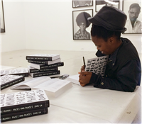 Muholi autographing Faces and Phases